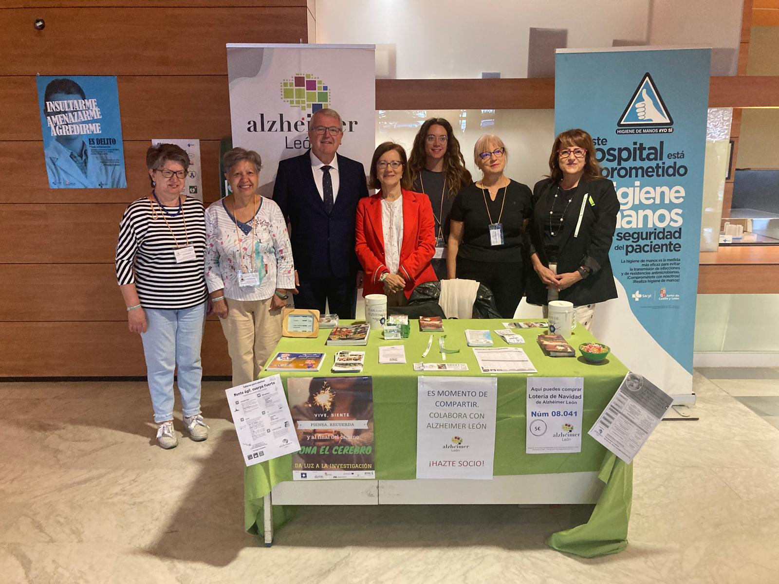 El gerente visitó la mesa informativa de Alzheimer León