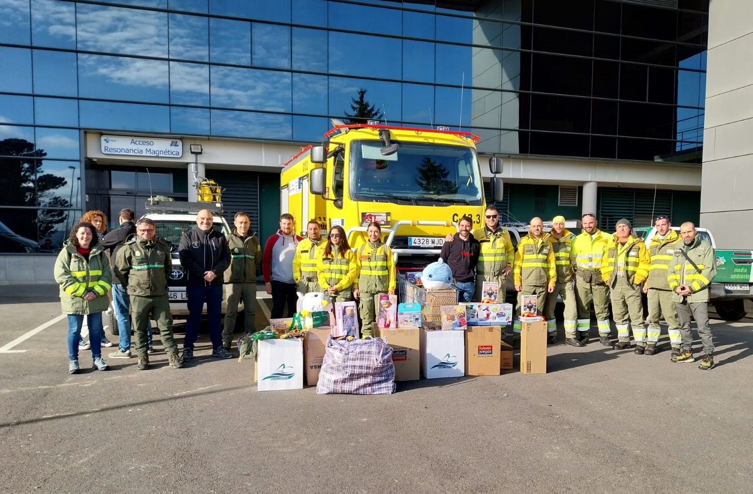 Llegada de los bomberos con sus regalos