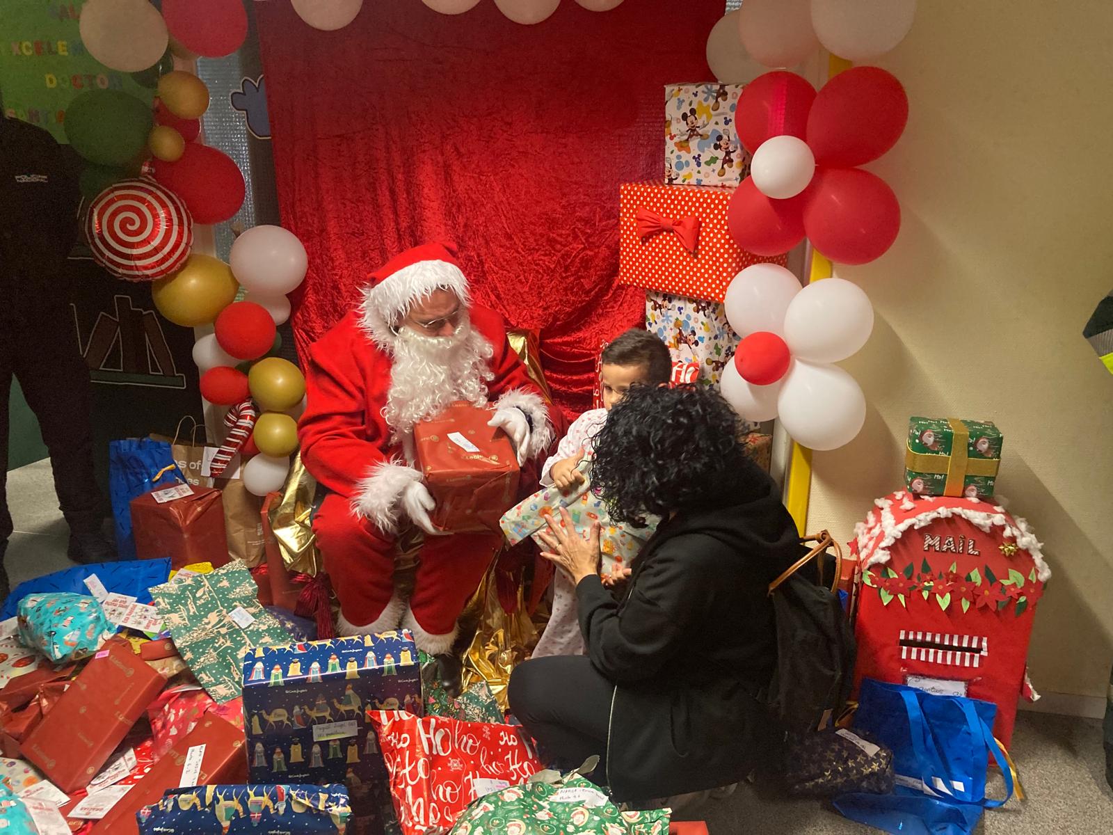 Papá Noel entrega los regalos