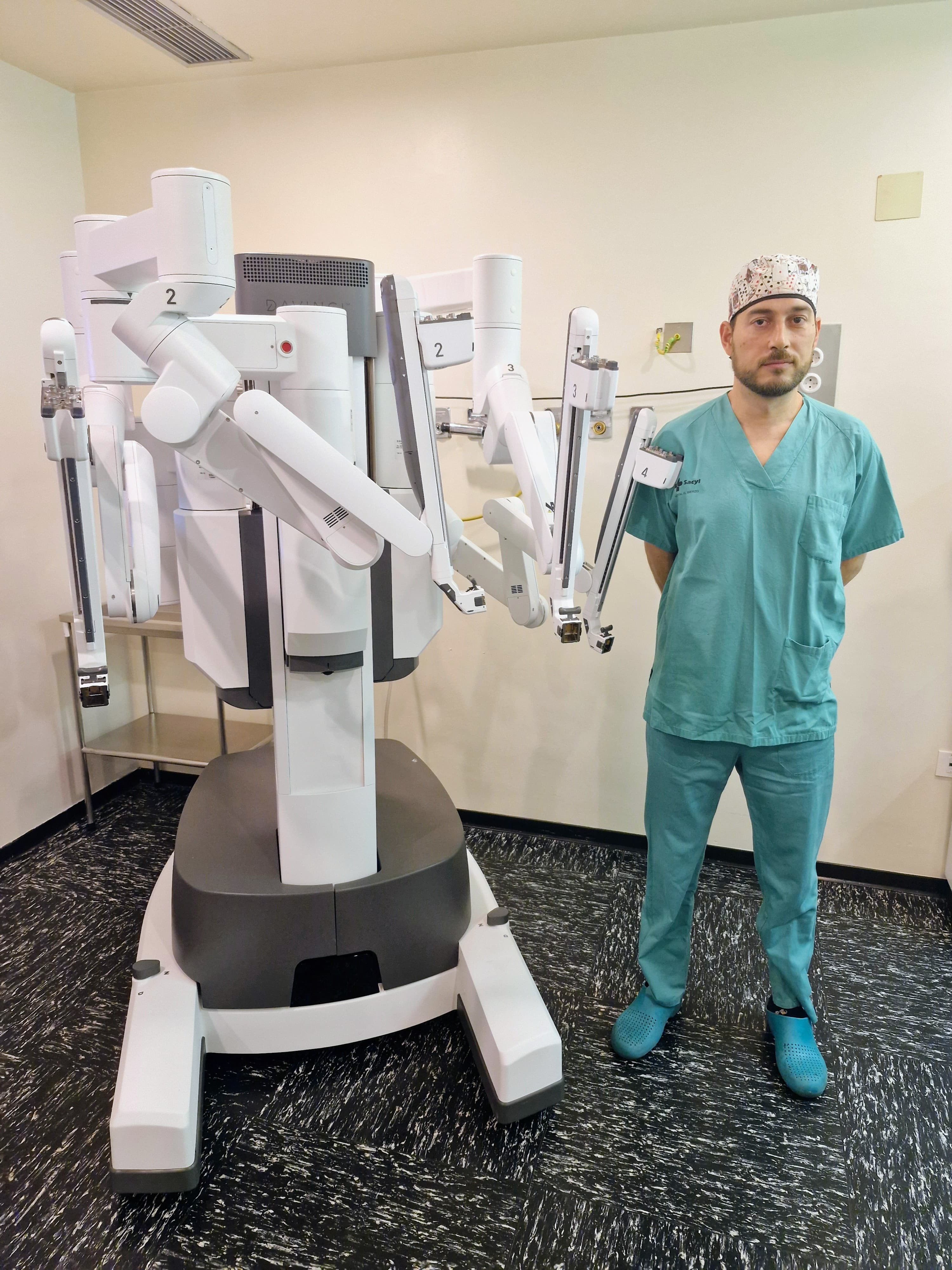 Óscar Miranda con el robot quirúrgico Da Vinci (2)