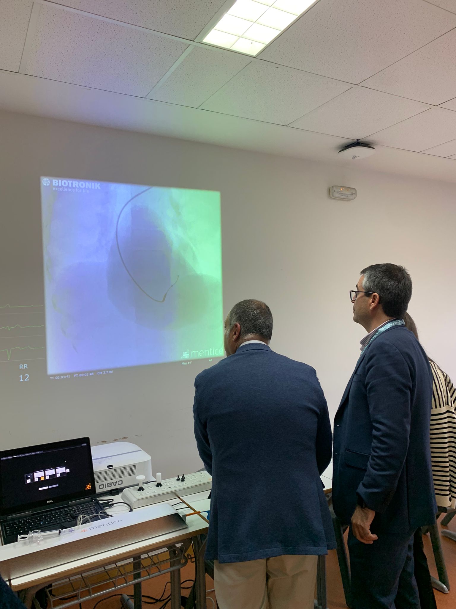 Técnicos de la empresa Biotronik con un simulador de implantación de marcapasos