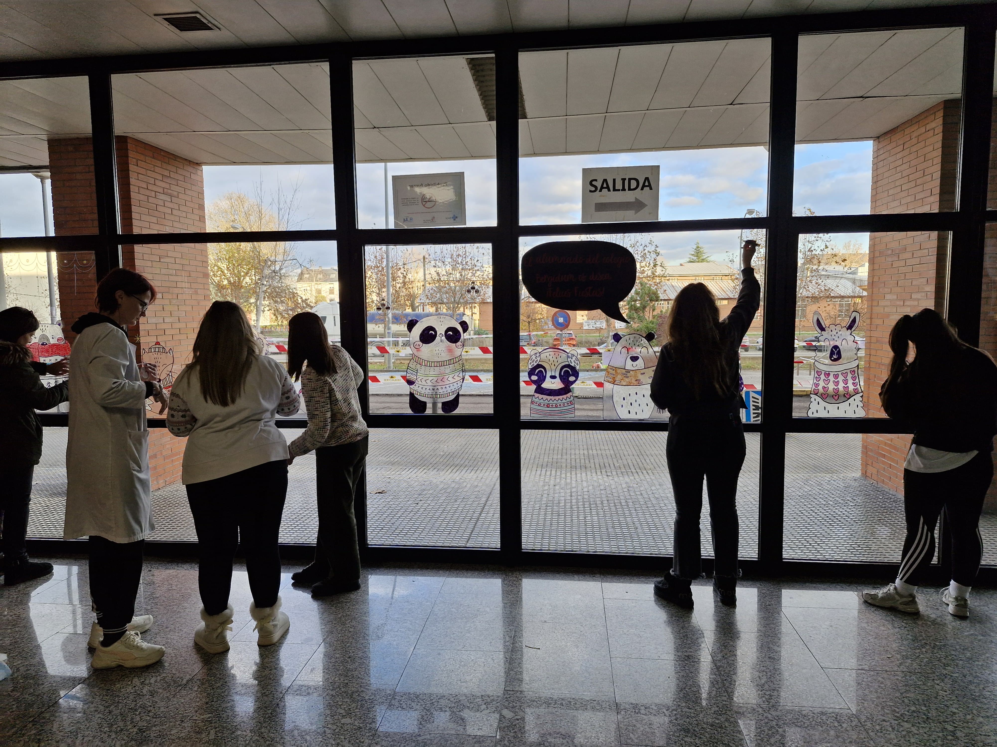 Colocación decorado puerta principal