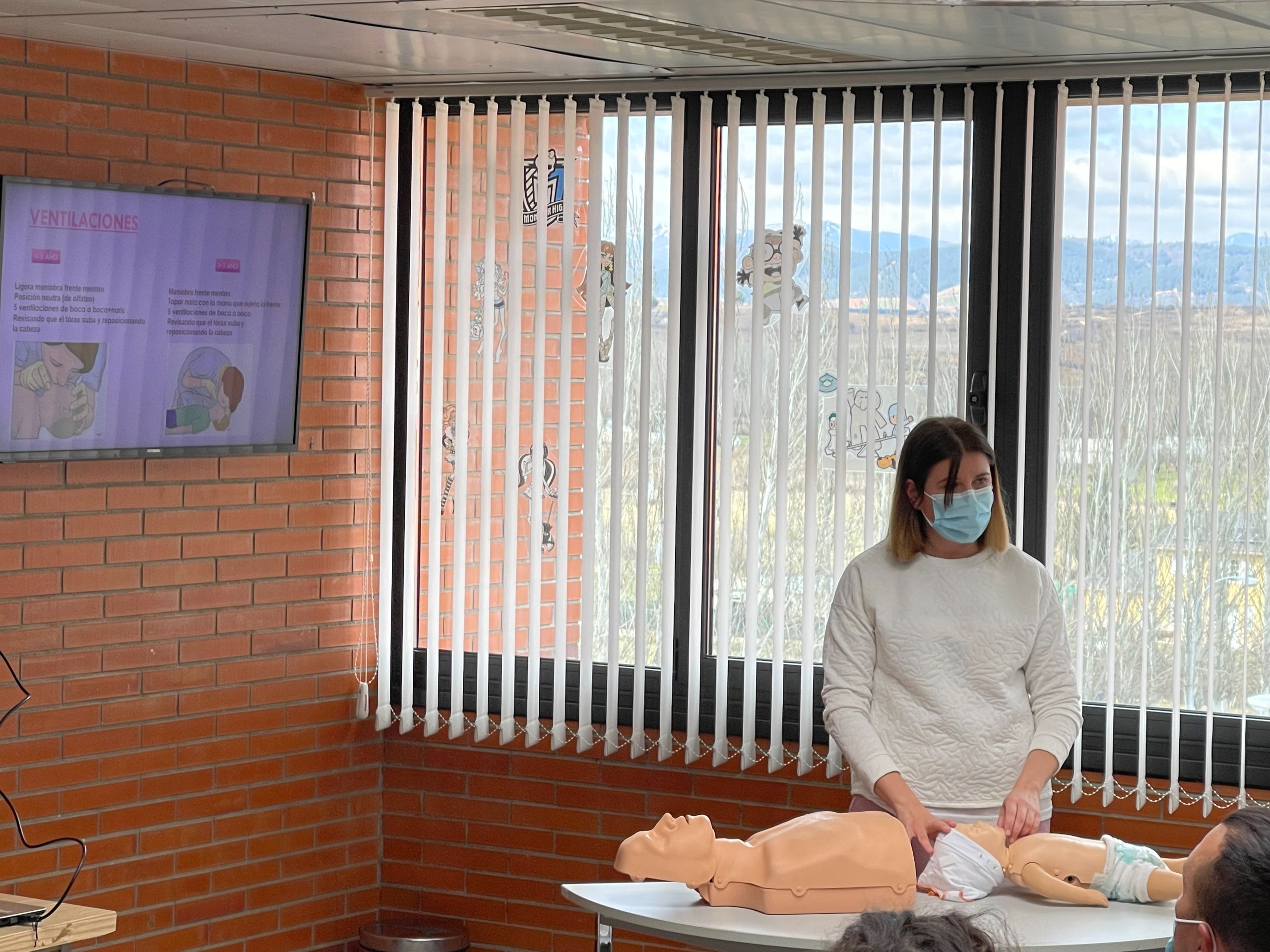 Una enfermera en el taller de primeros auxilios de la Escuela de Padres del Servicio de Pediatría de la Gasbi