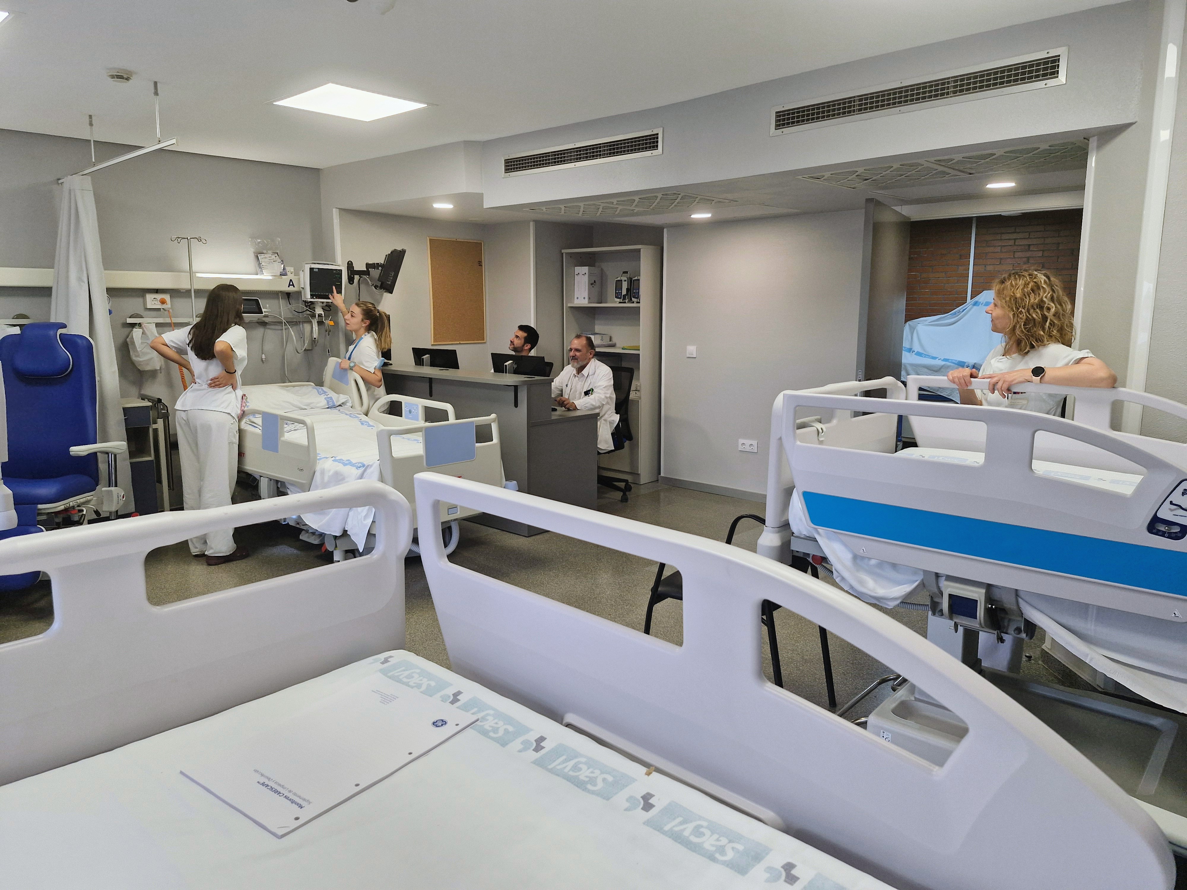 El jefe del Servicio de Neurología, Domingo Pérez, junto a la supervisora de la planta, Ana Belén Rodríguez, y otros trabajadores de la Gasbi
