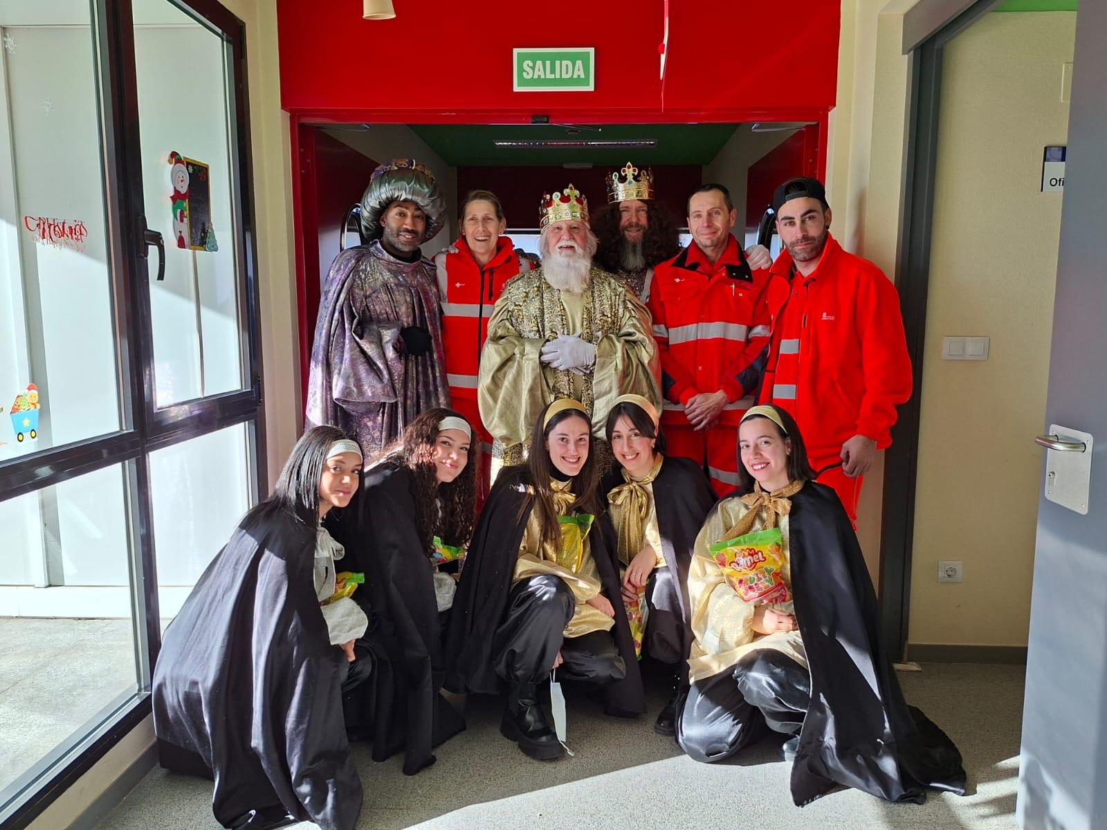 Los Reyes y los pajes con los trabajadores de Sacyl