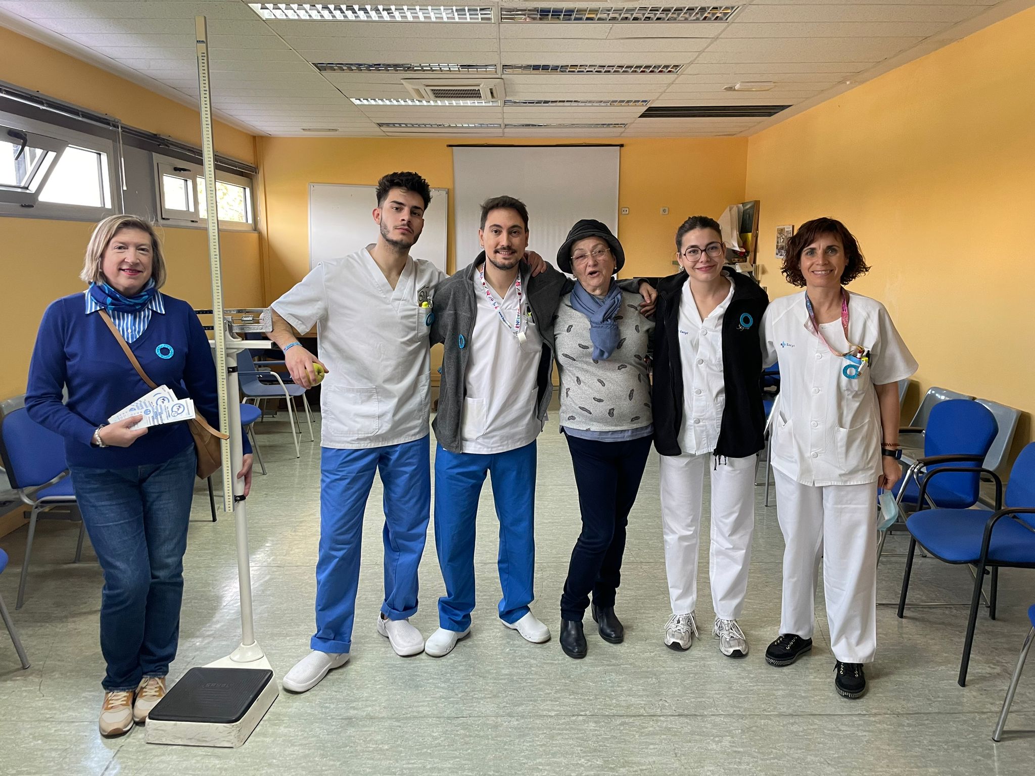 El equipo de Ponferrada III con una persona que acudió a informarse