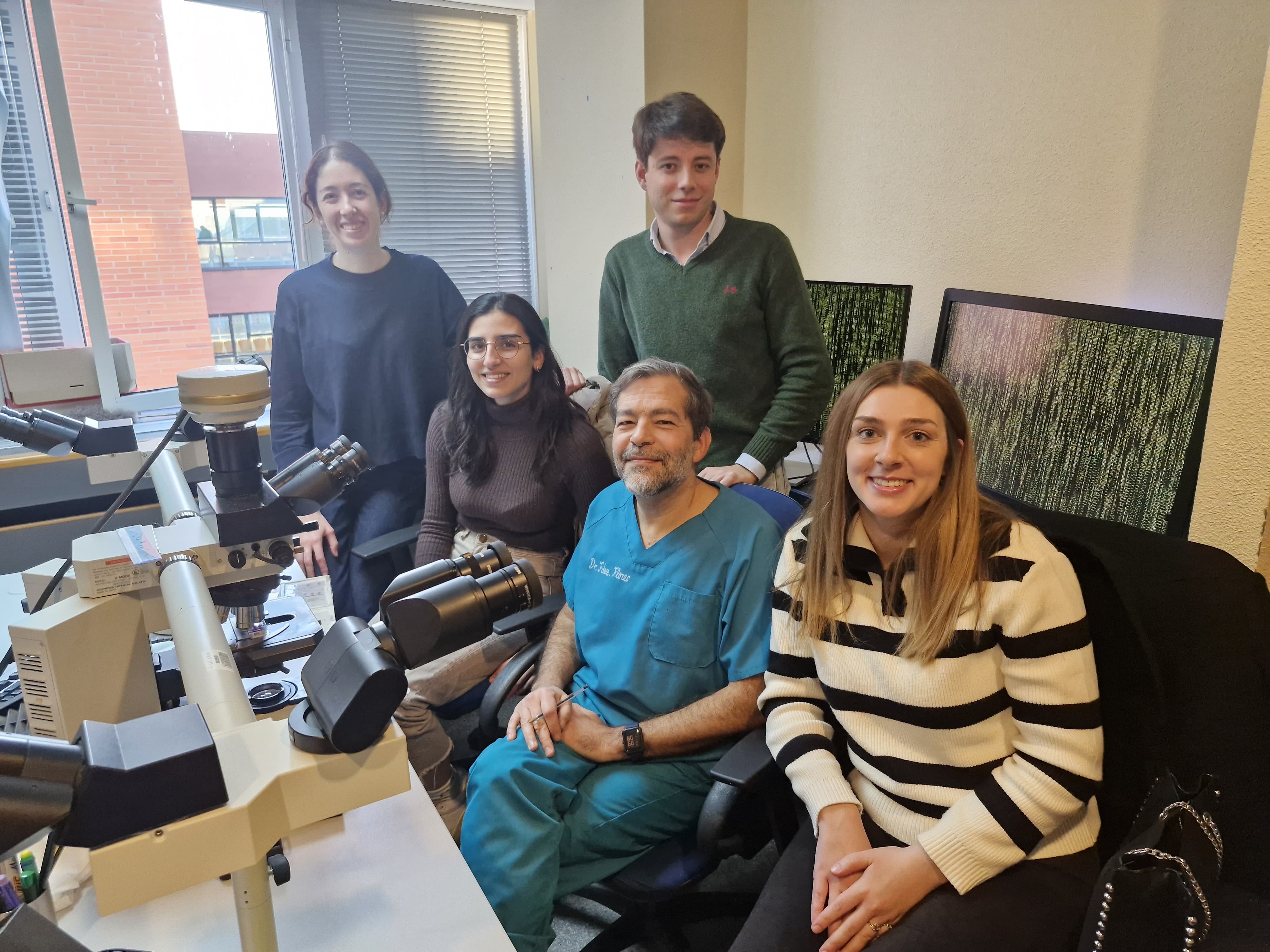 Elisa, Patricia, Álvaro y Paula junto al doctor Flores (2)