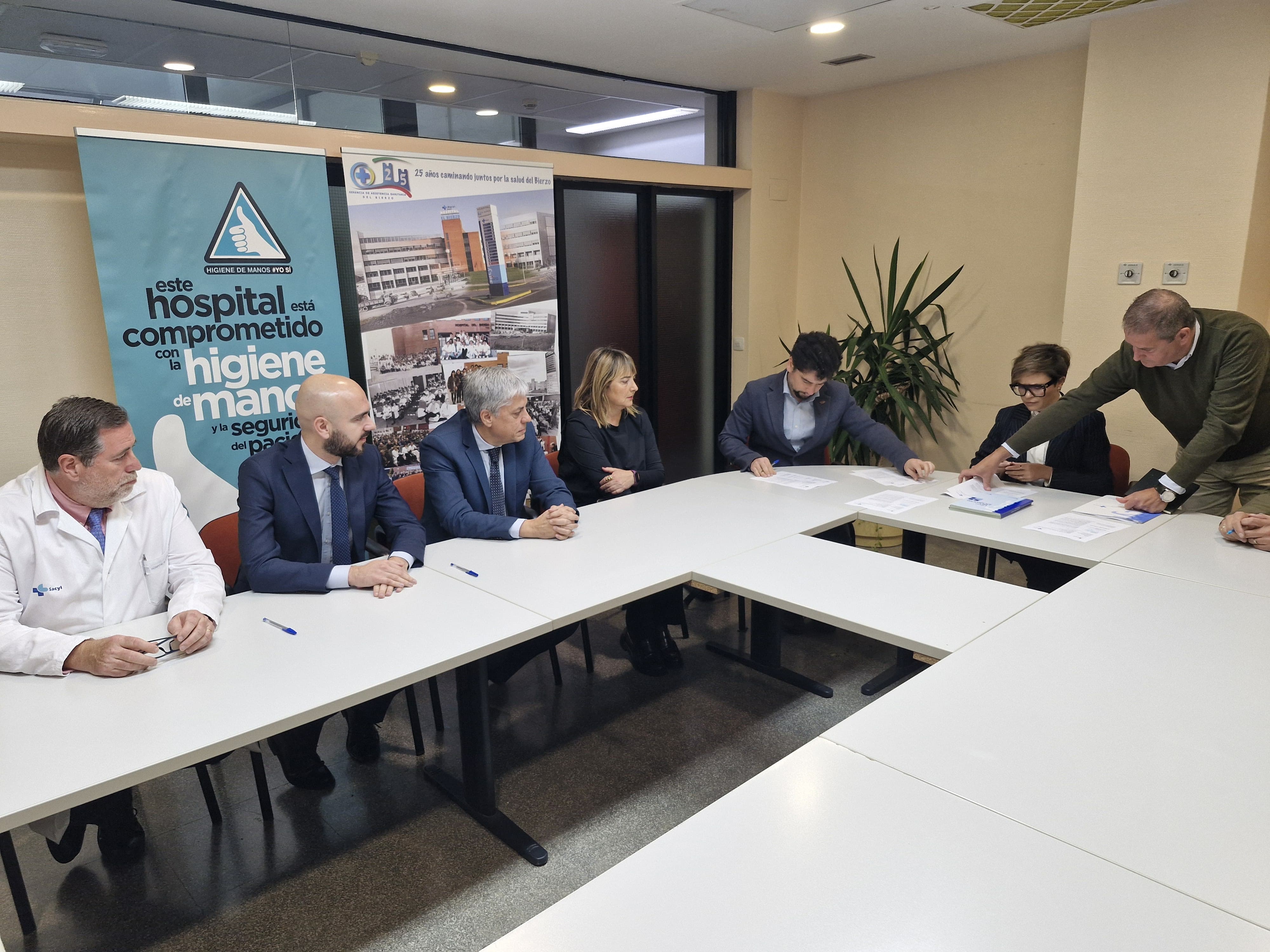 Firma del acta de replanteo del inicio de las obras de radioterapia y rehabilitación (2)