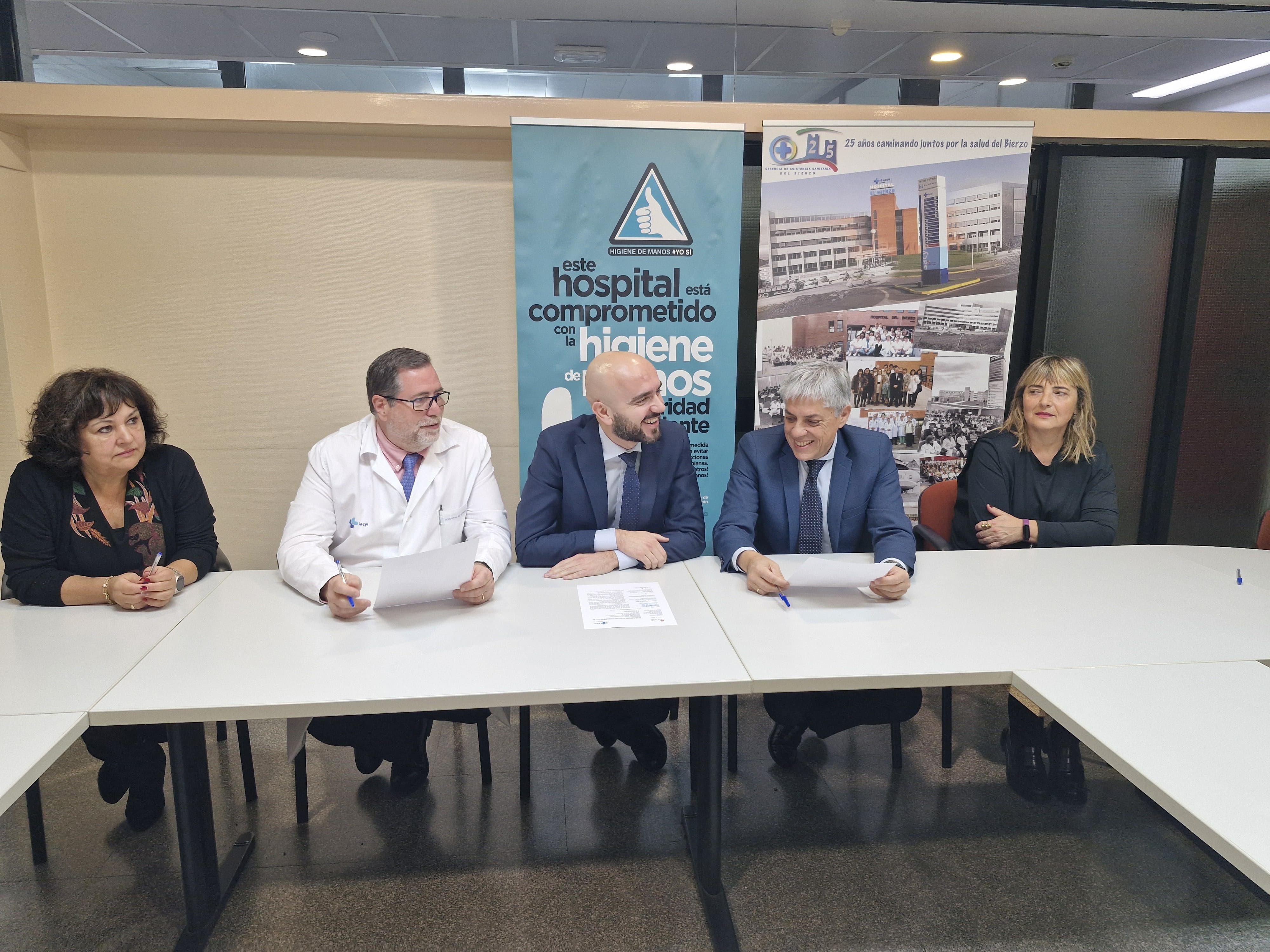 Firma del acta de replanteo del inicio de las obras de radioterapia y rehabilitación (6)