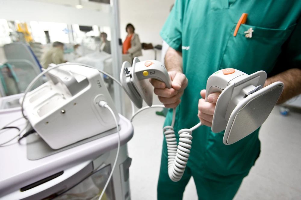 Un sanitario sujeta un desfibrilador. - Foto: Alberto Rodrigo